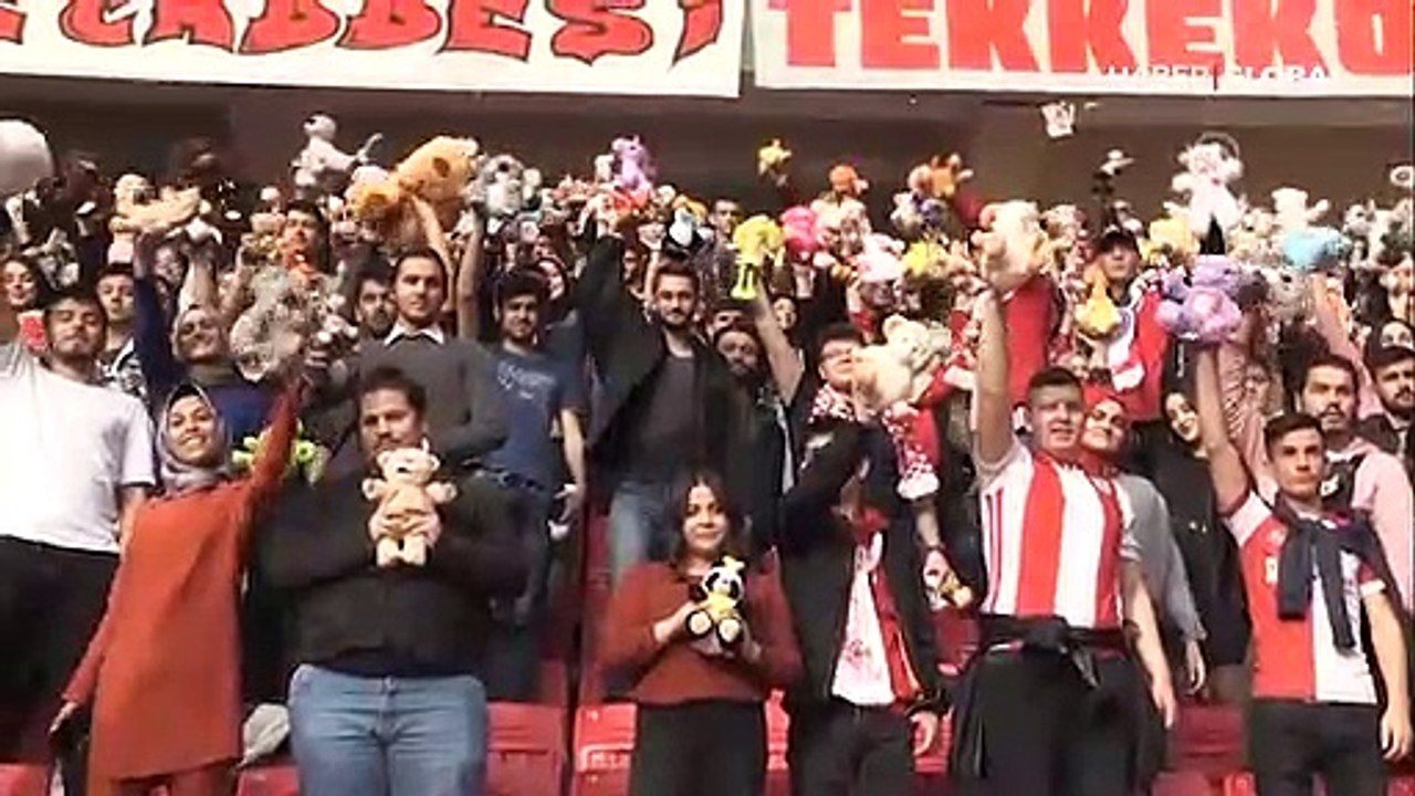 Futbol maçında görülmemiş manzara! Oyuncak yağdırdılar
