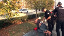 Taksim’de alkollü şahıs kavga ettiği kağıt toplayıcısını bıçakladı