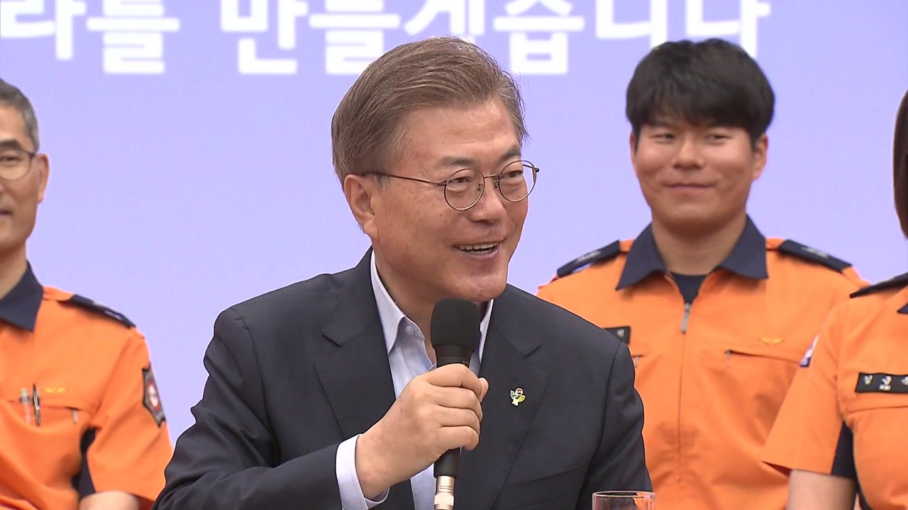 문 대통령 "소방관 헌신 제자리 찾아"..."소임 다할 것" / YTN