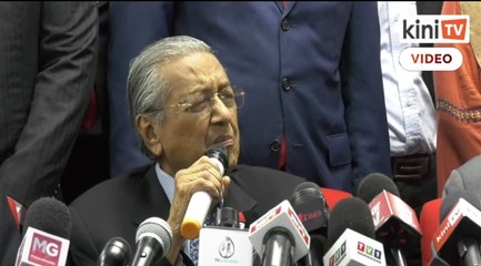 Video herunterladen: Tun M ucap 'terima kasih lah' pada Anwar