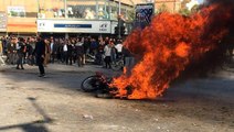 İran'daki protestolar: Benzin fiyatlarının yükselmesine gösterilen tepki nasıl büyüdü?