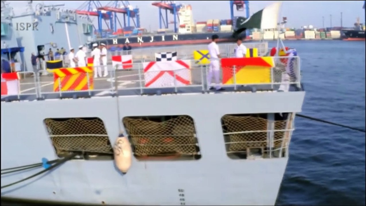 Hanstay Hanstay Youn hi Hum Chalen | Ali Zafar | Defence and Martyrs Day 2015 (ISPR Official Video)