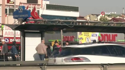 Cennet metrobüs altgeçidindeki yürüyen merdiven ve asansörün bozuk olması engellilere zor anlar yaşatıyor