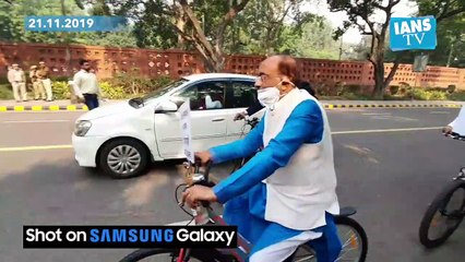 Vijay Goel wears mask, rides bicycle to protest poor air control by Kejriwal govt