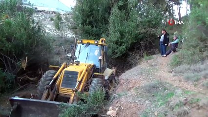 Yamaçtan düşerek arka ayakları kırılan inek için kurtarma operasyonu