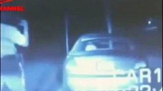 Policial é desintegrado por uma luz enquanto abordava um carro