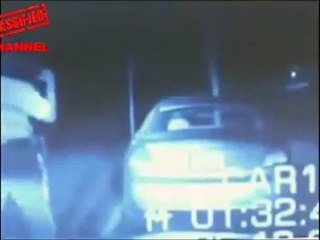 Policial é desintegrado por uma luz enquanto abordava um carro
