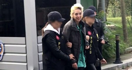 Başörtülü kadına saldıran kadın gülerek adliyeye gitti