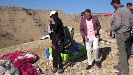 Derik'te ara tatildeki öğrenciler yamaç paraşütüyle uçtu