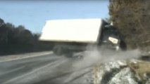 Vídeo viral: Este camión casi aplasta a unos policías tras volcar sobre una carretera congelada