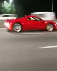 Vídeo viral: Este viejo Ford Falcon desafía a una peligrosa carrera callejera a un Ferrari