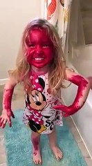 Une fillette a utilisé le rouge à lèvre de maman