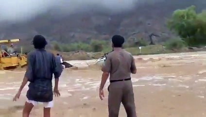شجاعة.. سعودي ينقذ 3 أشخاص بجرافته من مياه السيل