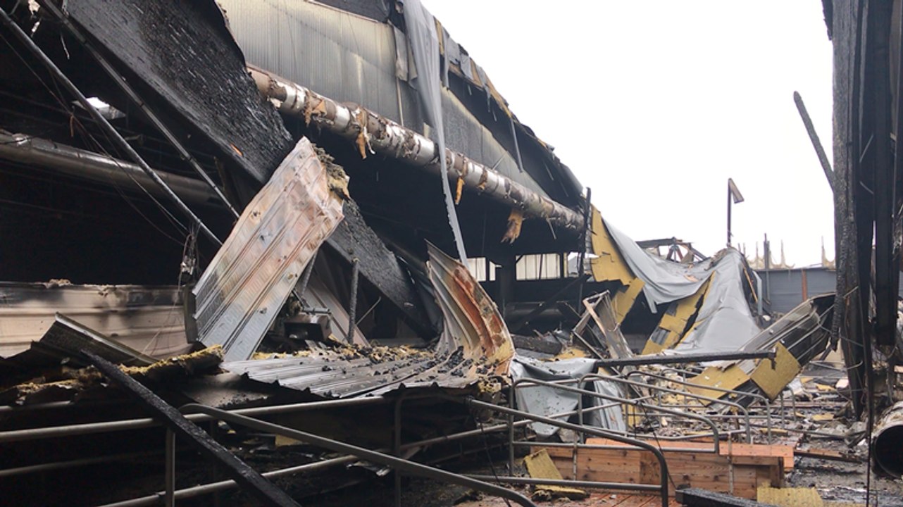 Ce qu’il reste du hall des expositions après l’incendie du 11 novembre