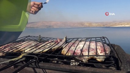 Fırat kıyısında mangalda balık keyfi