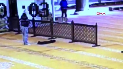İstanbul-sultanahmet ve süleymaniye camii'lerinden ayakkabı çalan şüpheli kamerada