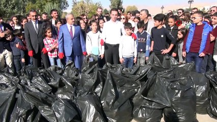 Kaymakam çocuklarla el ele verip sokakları temizledi