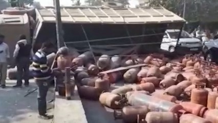 स्कूली बच्चों को बचाने के चक्कर में सड़क के बीचों-बीच गैस सिलेंडर से भरा ट्रक पलटा, सीसीटीवी में कैद