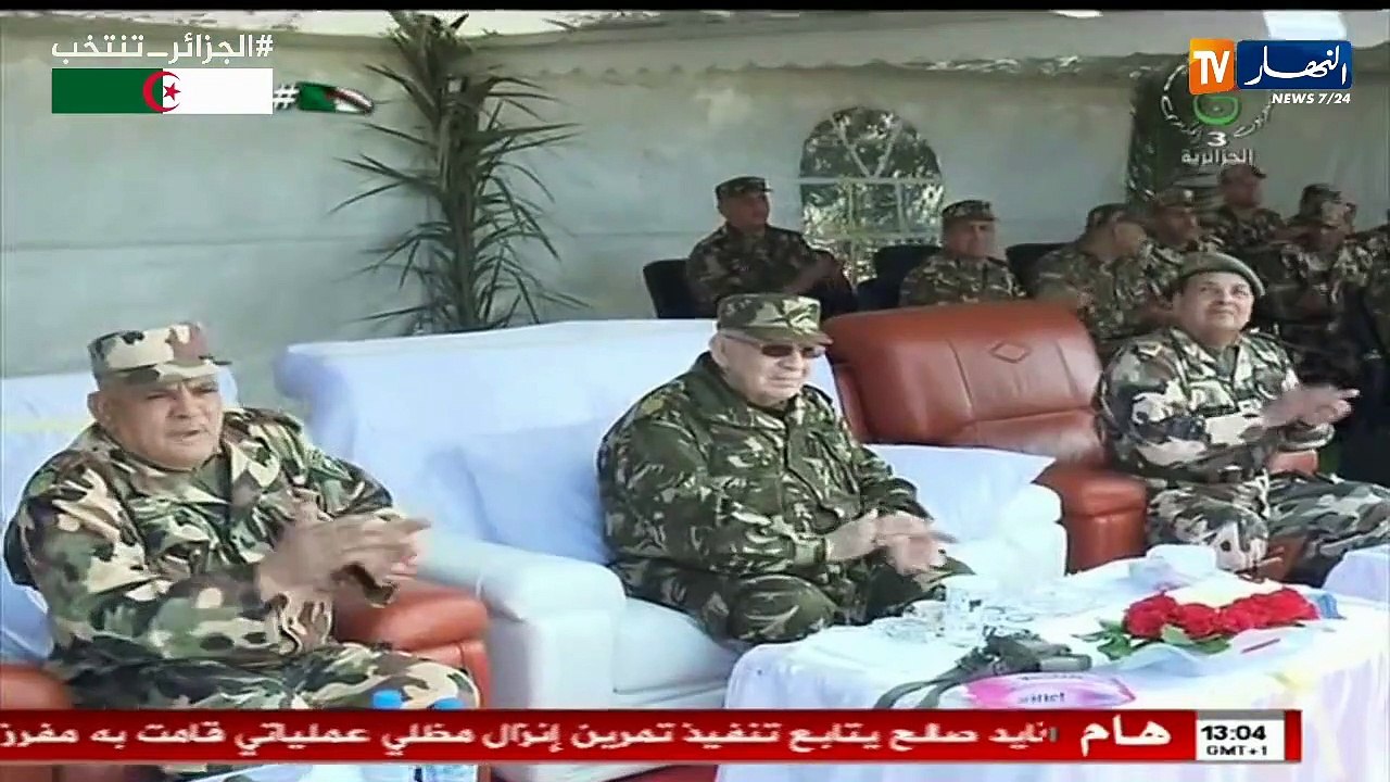 الفريق أحمد قايد صالح يتابع إنزال مظلي عملياتي قامت به مفرزة من المدرسة العليا للقوات الخاصة