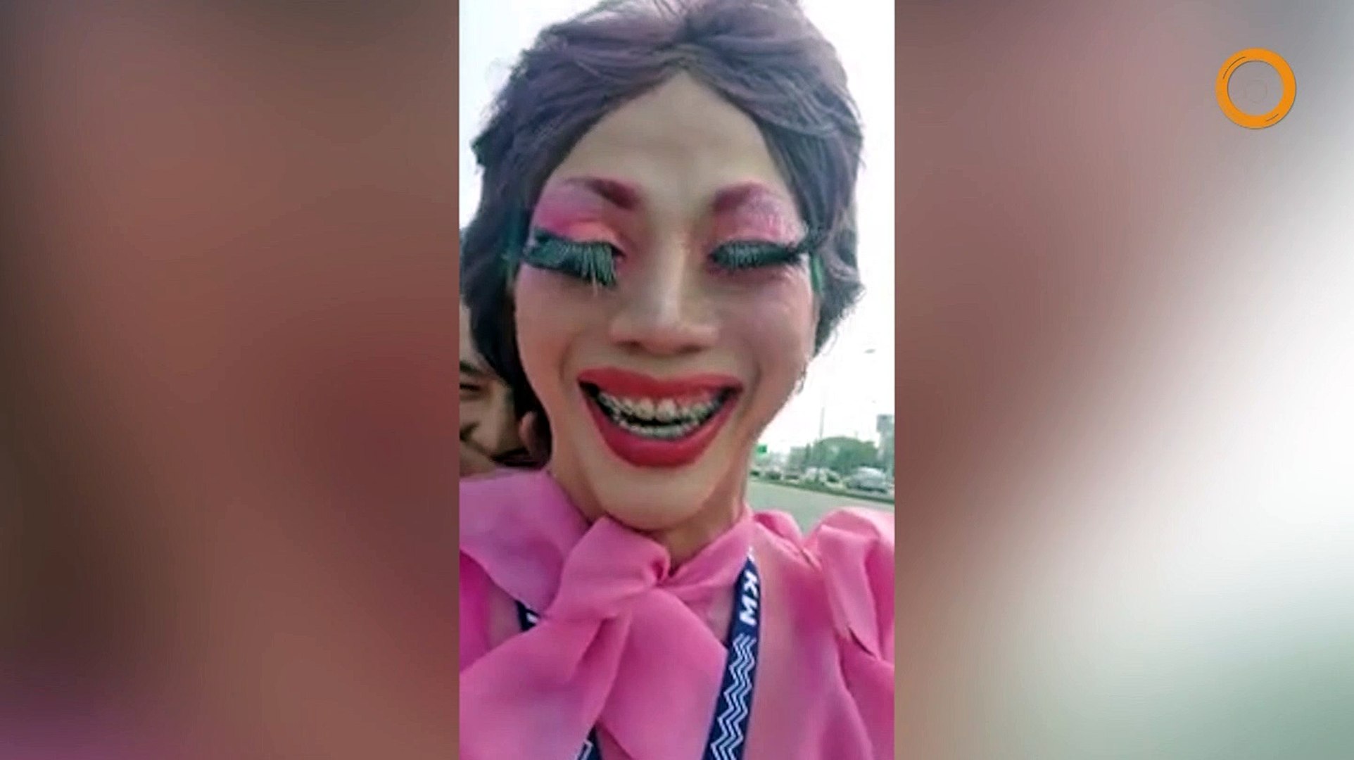 Une drag queen en moto perd ses faux-cils arrachés par le vent - Vidéo  Dailymotion
