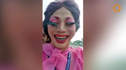 Une drag queen en moto perd ses faux-cils arrachés par le vent