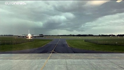 شاهد: صاعقة برق تسقط بالقرب من طائرة إماراتية