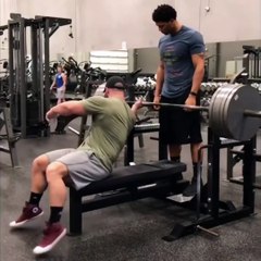 Un homme lâche la barre en plein développé couché