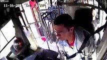 Un conducteur de bus se crashe en voulant rattraper un casque