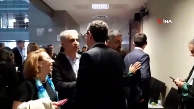 Cumhuriyet Gazetesi eski çalışanlarının yeniden yargılandıkları davada, mahkeme 12 sanık hakkında Yargıtay'ın bozma kararına direndi. Mahkeme, sanık Ahmet Kadri Gürsel hakkında ise beraat kararı verdi.