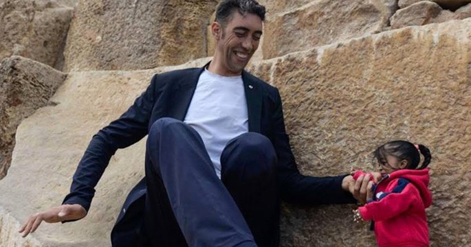 Shooting photo insolite entre Sultan Kösen, l’homme le plus grand du monde et Joyti AMGE, la femme la plus petite du monde