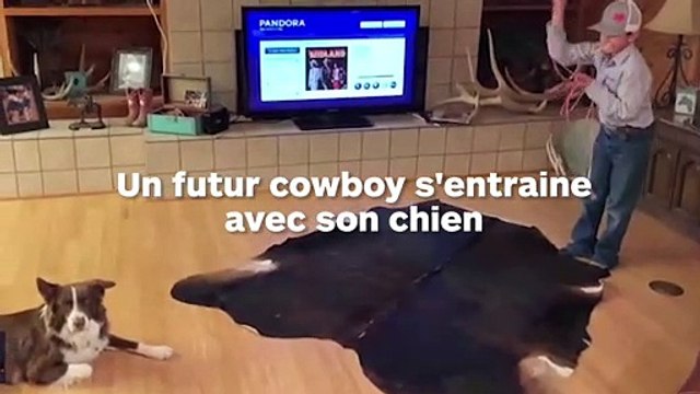 Un garçon joue au cowboy avec son chien... qui joue la vache