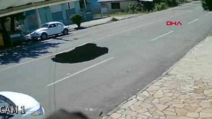 Kamyon yolu çökertti, arkadan gelen otomobil çukura düştü
