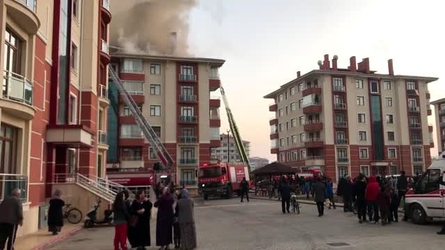 Apartmanın çatı katında çıkan yangın maddi hasara neden oldu