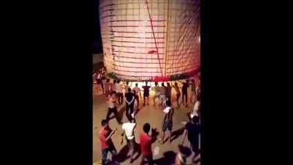 Ils lancent une géante lanterne remplie de feux d'artifice qui s'écrase au sol, entraînant un incendie...