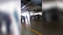 Carro pega fogo em estacionamento de supermercado