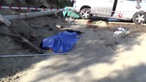 Kontrolden çıkan minibüs kum yığını ve çöp tenekelerine çarptı: 1 ölü, 4 yaralı