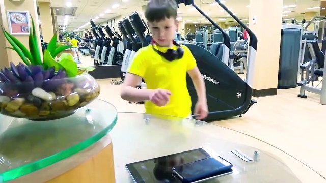 Мистер Макс и Мисс Кейти Новые Серии 2020 года на ютуб кидс - Youtube KIDS - Camion Tracteur pour enfants voiture apprendre les couleurs train - Boong Candy تتظاهر باللعب Hide Mother to House Vlad و Nikita إنضم إلى حفلة عيد الميلاد #64