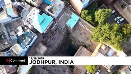 Hindistan'ın tarihi Toorji Kuyu'suna 20 metre yükseklikten 'serbest dalış' denemesi
