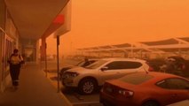 Tempestade de poeira deixa céu alaranjado em cidade australiana