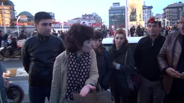 Taksim Meydanı'nda sevdiği köpek tarafından ısırılan kadın kanlar içerisinde kaldı