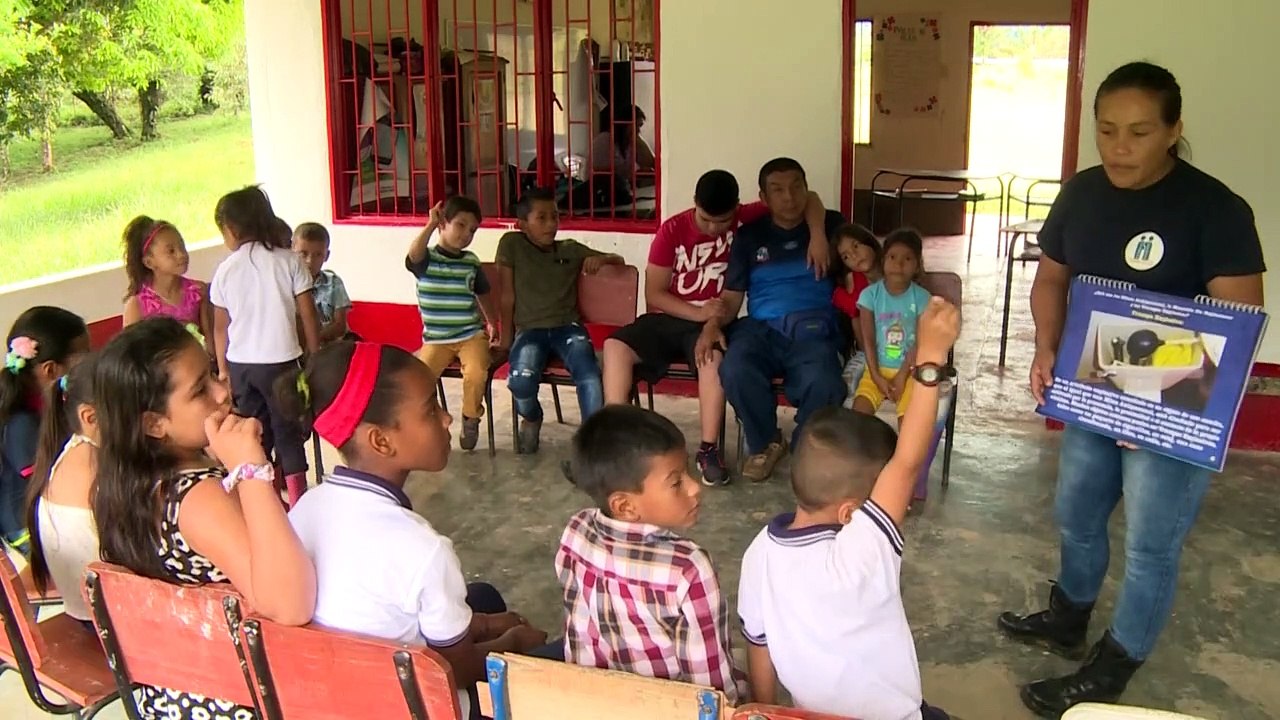 Crianças aprendem a evitar minas terrestres