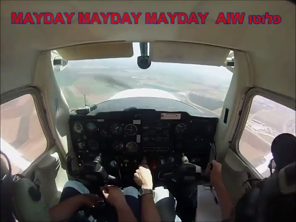 Ce pilote réussit un atterrissage d'urgence après une avarie moteur ! Joli...