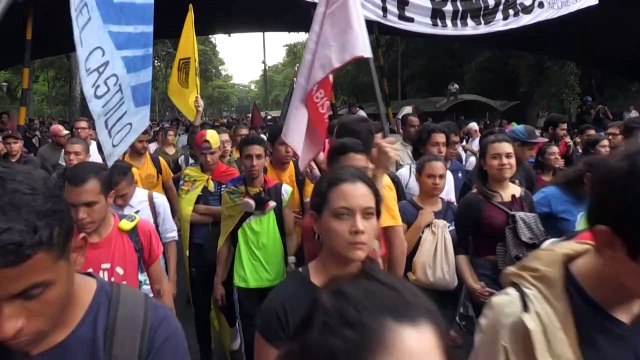 Estudiantes universitarios piden a militares venezolanos cesar apoyo a Maduro