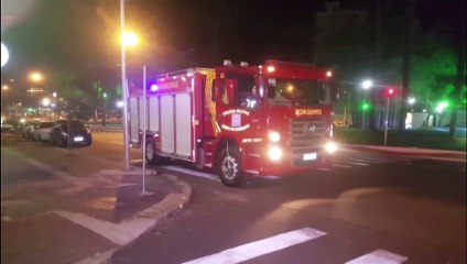 Bombeiros são acionados após incêndio em veículo, na Avenida Brasil