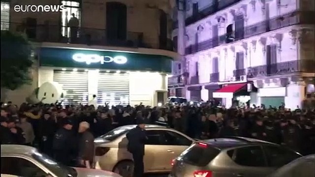 رغم الاعتقالات.. مظاهرة ليلية بالجزائر تدق المهراس تطالب برحيل قائد الجيش وضد اجراء انتخابات ديسمبر