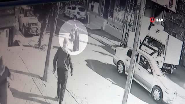 Annesinin elinden tutmayıp yola fırladı, az kalsın canından oluyordu...O anlar kamerada