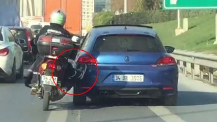 İstanbul'da 'yok artık' dedirten görüntü!.. Motosikletiyle aracı böyle itti!