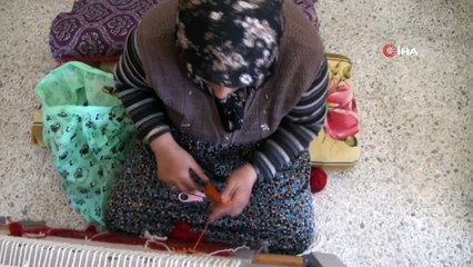 İlmek ilmek dokudukları halı ve kilimlerle tarihi yaşatıyorlar