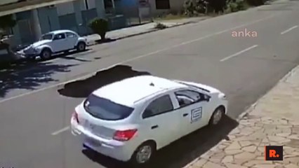 Brezilya'da çöken yolun içine düştü