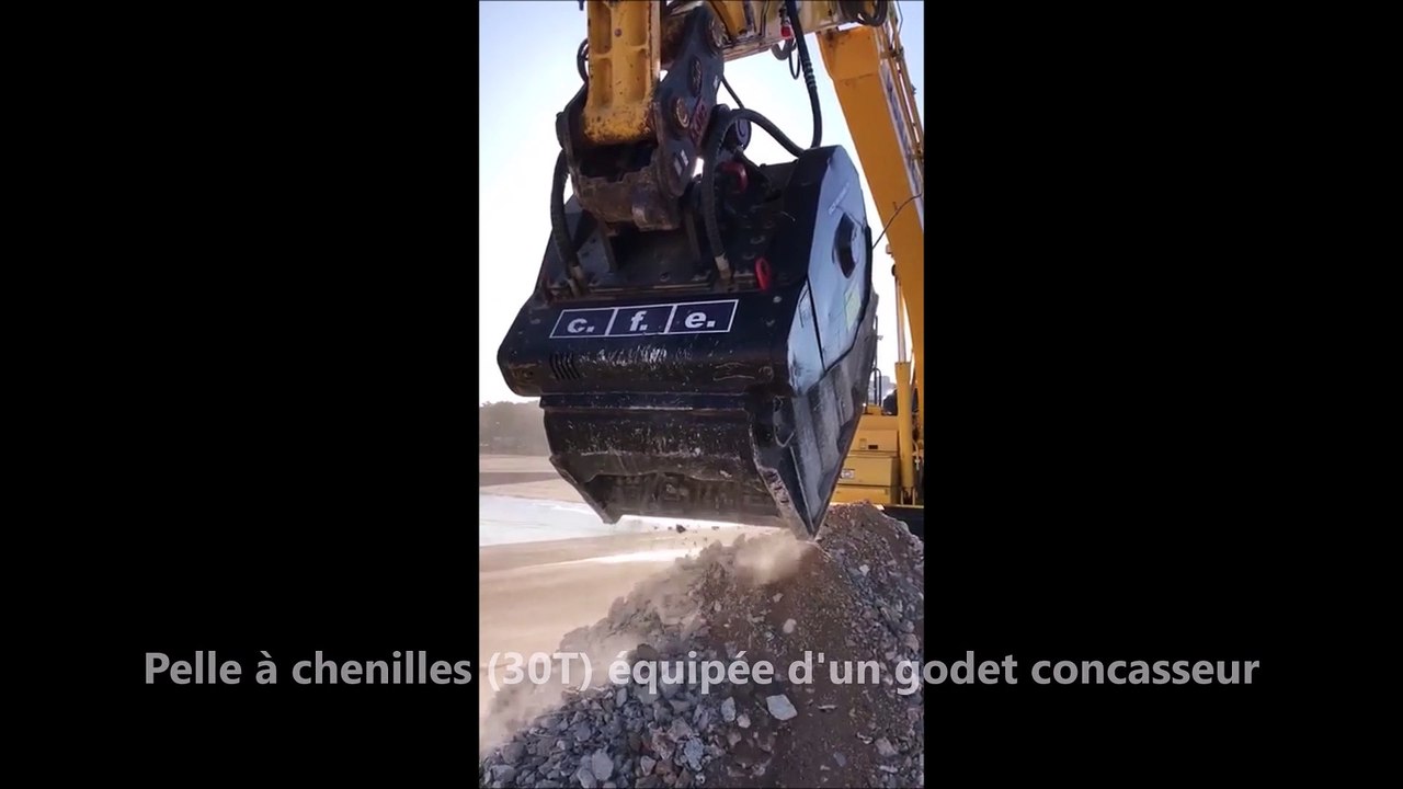 Démonstration pelle à chenilles Komatsu (30T) avec godet concasseur - Engins lourds et équipements CFE Location